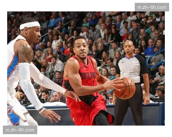 老鹰斯奈德转换进攻犀利 利用开拓者退防问题连续打出快速反击得分 老鹰斯奈德转换进攻犀利 利用开拓者退防问题连续打出快速反击得分