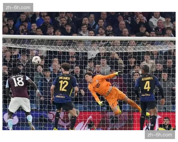 中场争夺演化：六名球员靠近球门区域应对人盯人逼抢趋势